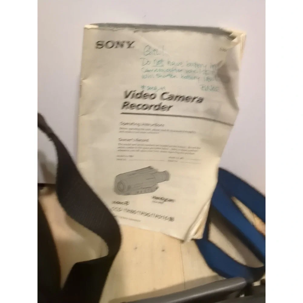 Sony Handycam CCD-TR86 Video 8 8mm Camcorder Bundle Bag Charger New Battery